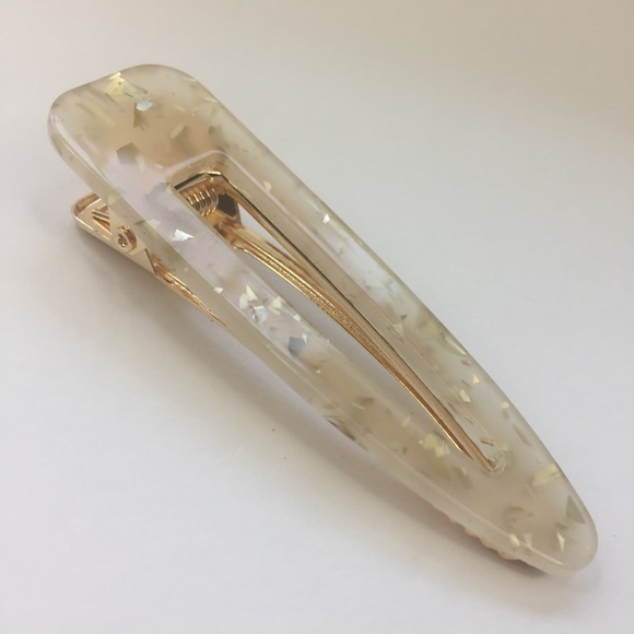 ⚜️[𝟯/$𝟭𝟴]⚜️Cream Acrylic Simple Hair Clip NEW - Picture 3 of 5